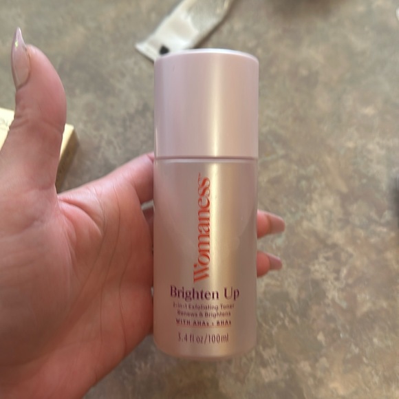 Womaness Brighten Up Face Exfoliating Toner & Dark Spot Treatment - Picture 1 of 11